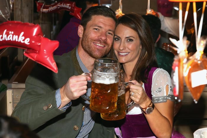 Xabi-Alonso-wife-Nagore-Oktoberfest-490649518.jpg